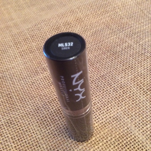 New NYX Matte Lipstick “Siren” - Picture 4 of 6